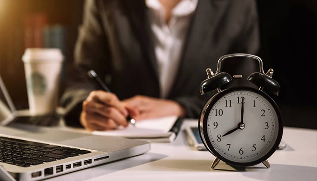 Почему работодатели закрывали глаза на оплату сверхурочных рабочих часов?