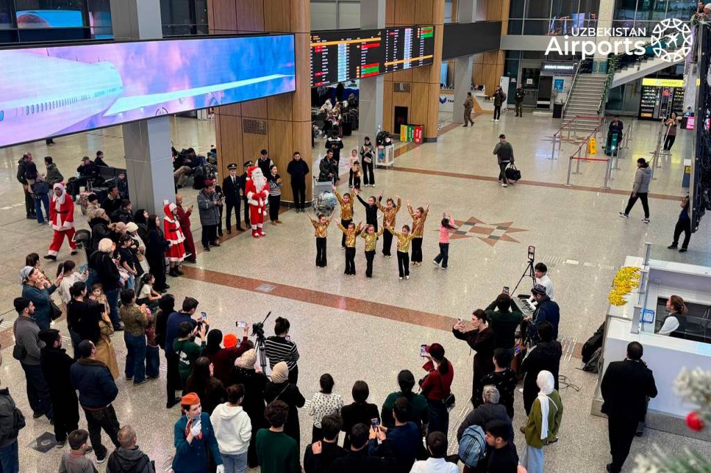 В аэропорту Ташкента прошли новогодние флешмобы