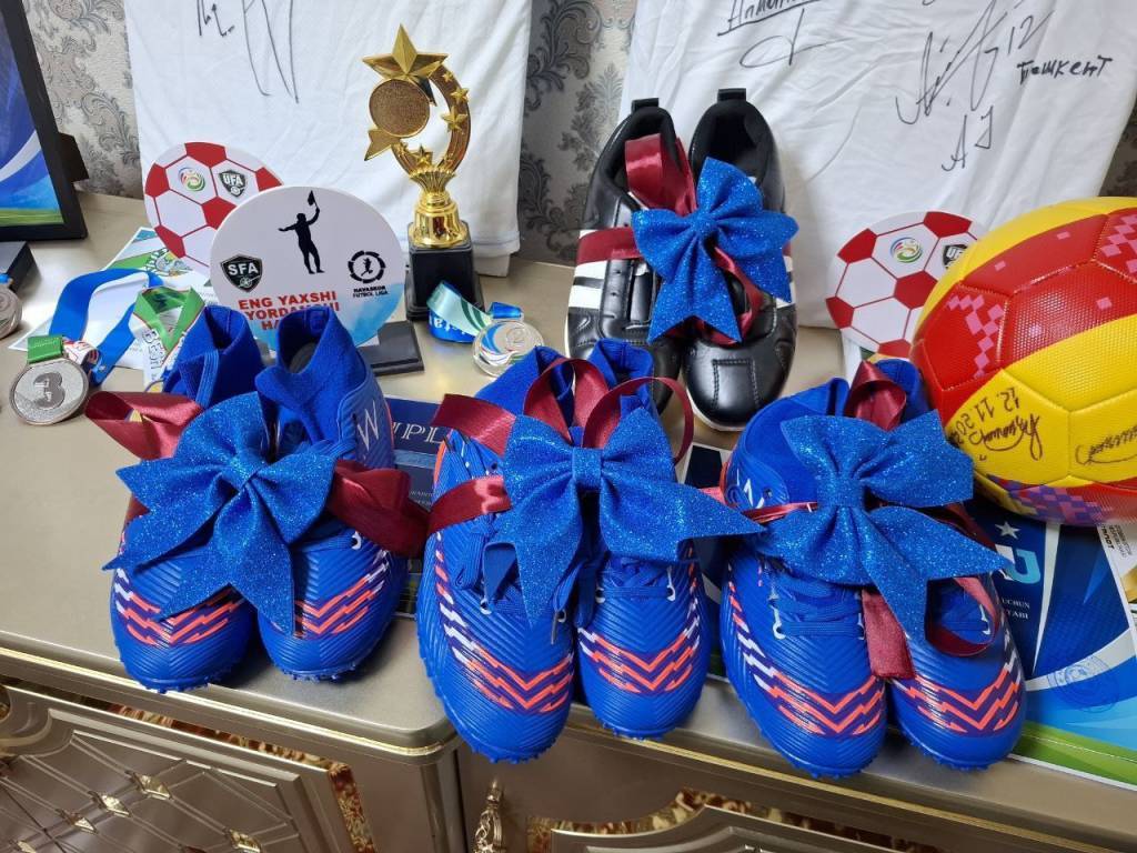 Новогодние подарки молодым футболистам