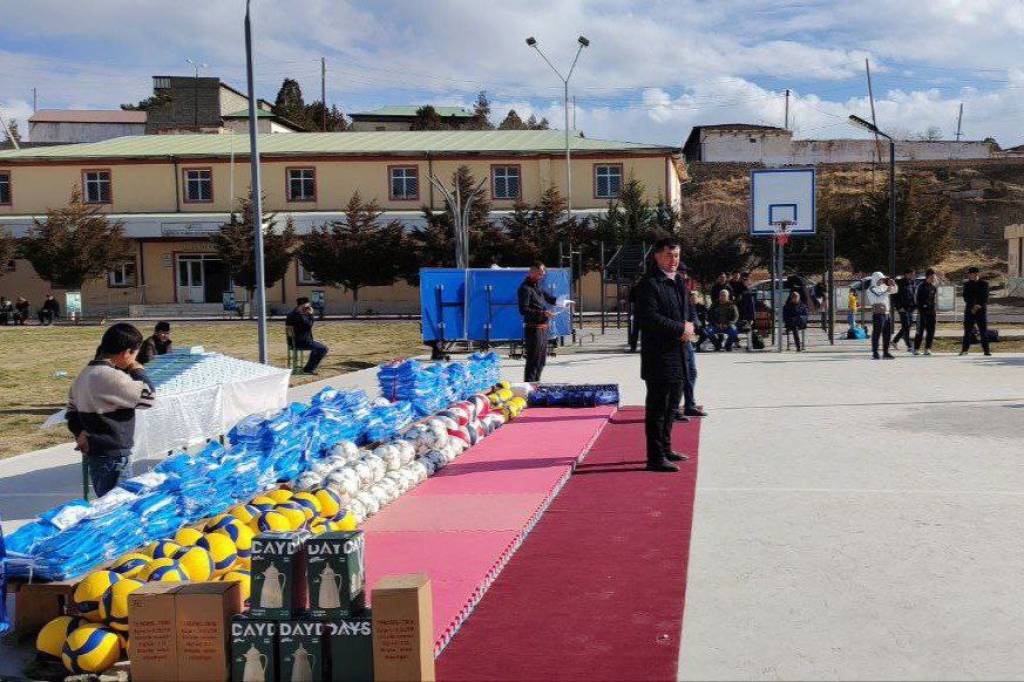 Бойсунлик бўлғуси чемпионларга спорт жиҳозлари ва кийимлари туҳфа қилинди