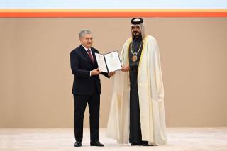 在授予亚洲奥林匹克理事会主席谢赫·贾万·本·哈马德·阿勒萨尼殿下“乌兹别克斯坦共和国国家奥林匹克委员会荣誉勋章”时