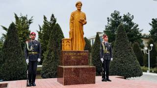 Деновда Алишер Навоий ҳайкали очилди