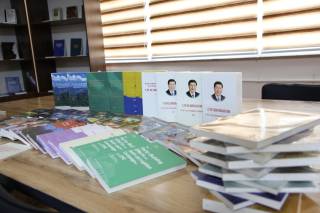 Давлат ва ҳуқуқ институтига инсон ҳуқуқлари ва Хитойга оид адабиётлар топширилди