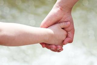 “Профессионал тутинган оила”нинг Меҳрибонлик уйларидан фарқи нимада? — Мутахассис жавоб берди