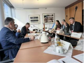 Vertreter führender Analysezentren Usbekistans zu Arbeitsbesuch in Deutschland