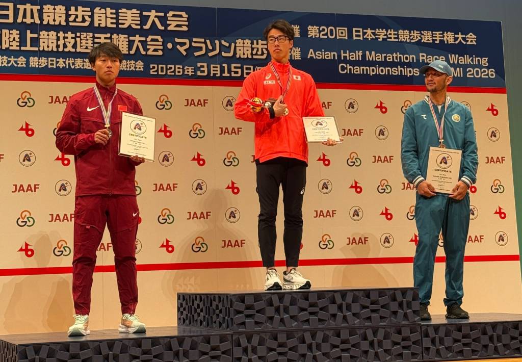 我们的运动员拉苏尔别克·迪尔穆罗多夫赢得了亚洲锦标赛冠军