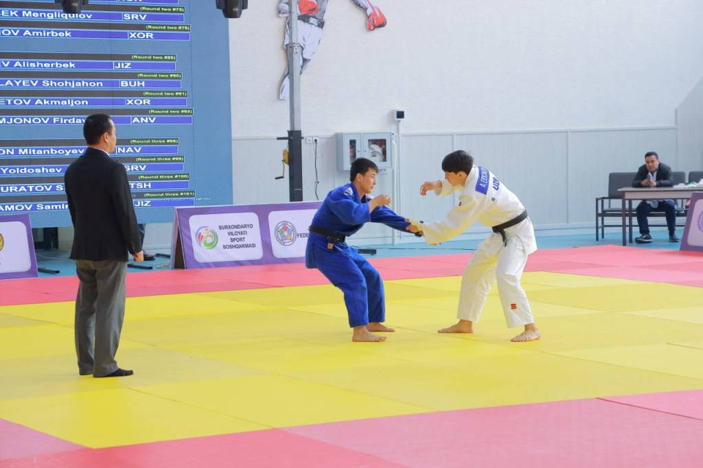 年轻的柔道运动员正在参加全国杯赛