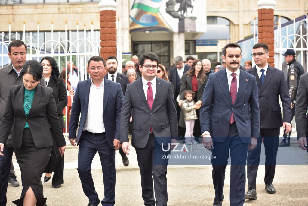 来自土耳其的客人参观安集延