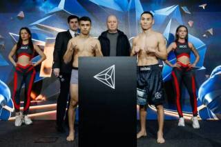 Lazizbek Fattoyev fête sa nouvelle victoire en boxe professionnelle