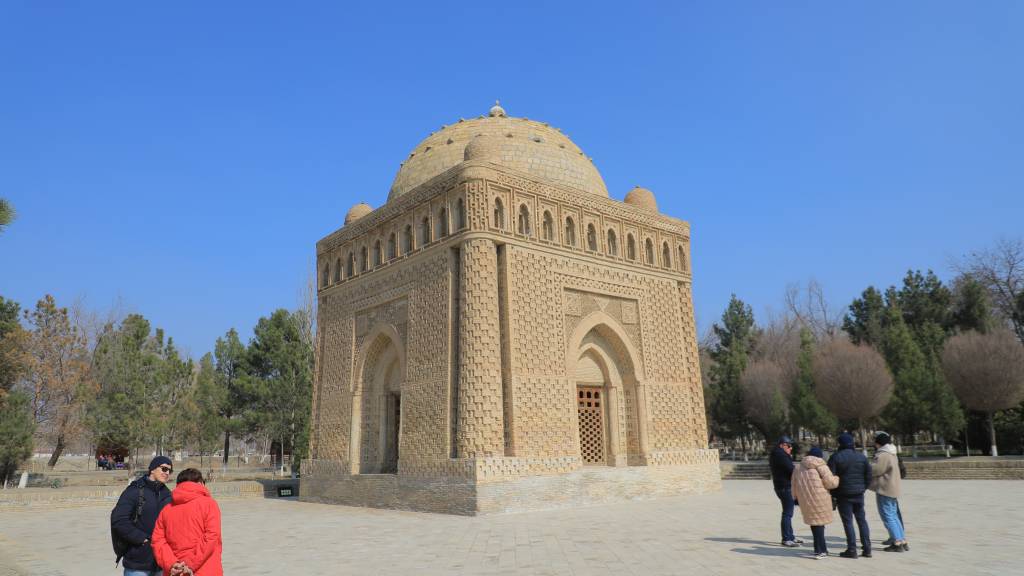 Ismoil Somoniy maqbarasidan fotoreportaj