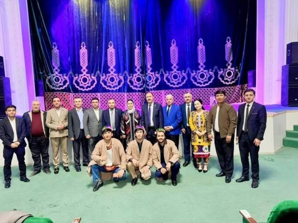 L’équipe du Théâtre tadjik de comédie musicale à Ferghana