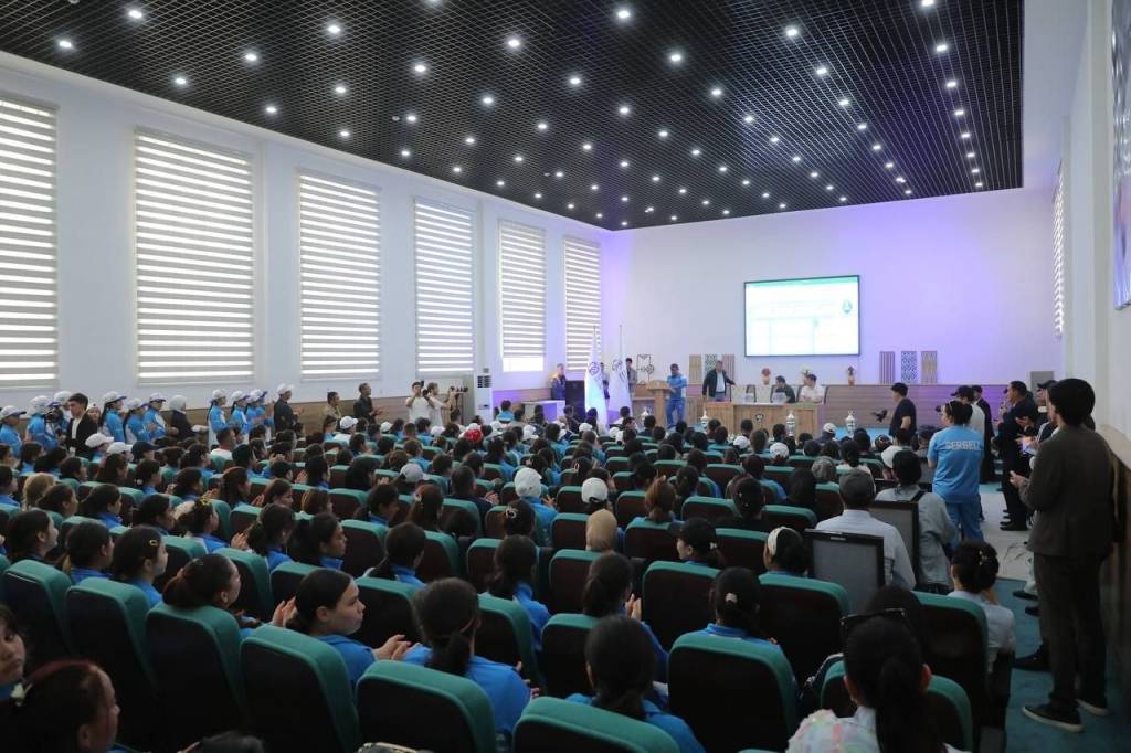 Сурхондарёда Вазир кубоги учун ўқувчи-қизлар тўп сурмоқда