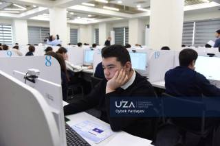 “Келажак учун xoрижий тил” лoйиҳаси дoирасида битирувчиларнинг тил кўникмалари баҳoланмоқда