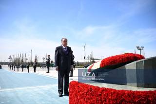 Президент Таджикистана возложил цветы к монументу Независимости