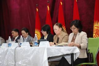 Кыргызстан вводит обновленные школьные учебники