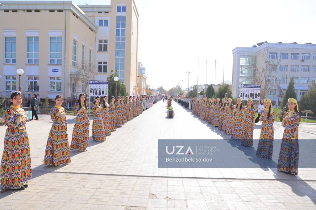 Олийгоҳ ҳовлисида – Наврўз сайли