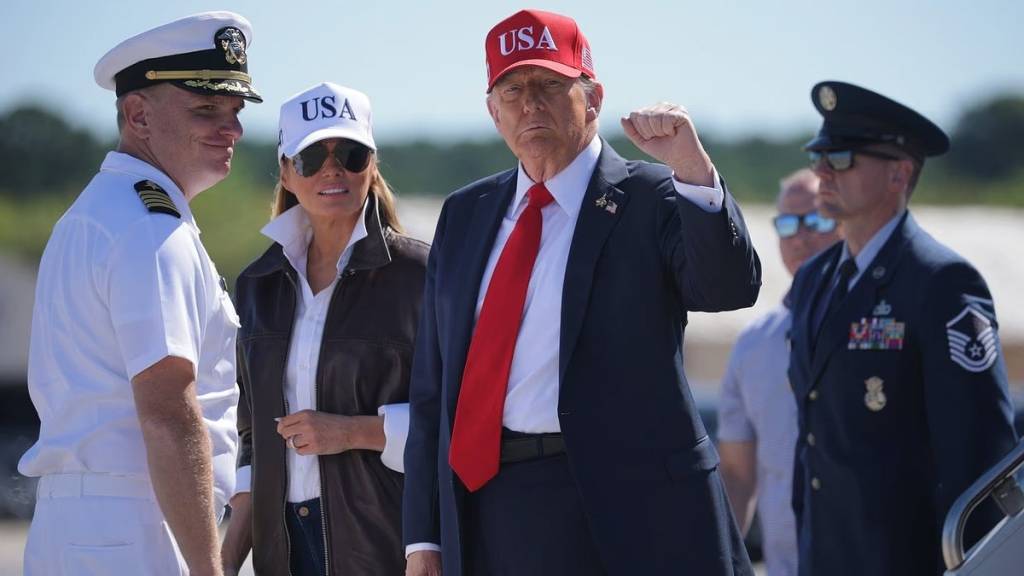 Трамп аэропорт ходимларини ҳимоя қилди