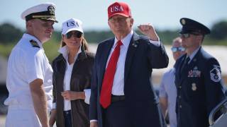 Трамп аэропорт ходимларини ҳимоя қилди