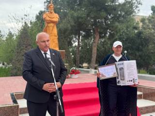 Деновда Мирзо Улуғбек шарафига ҳайкал қад ростлади