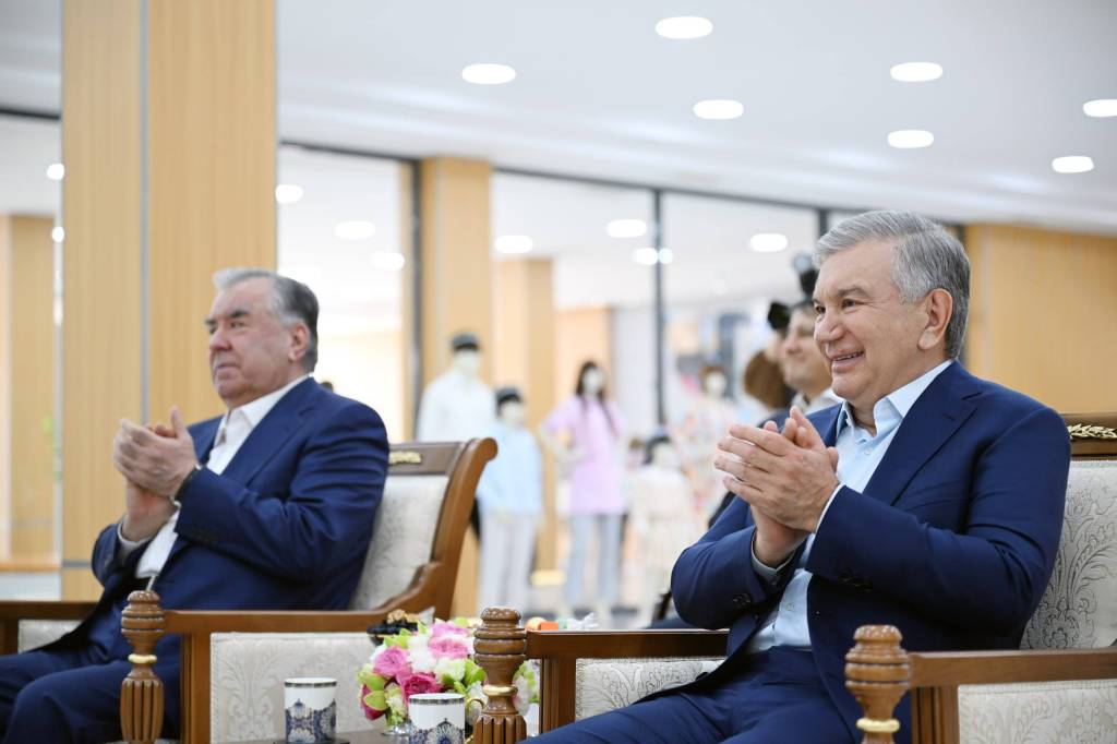 Die Präsidenten von Usbekistan und Tadschikistan besuchen eine moderne Textilfabrik