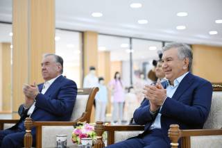 Die Präsidenten von Usbekistan und Tadschikistan besuchen eine moderne Textilfabrik