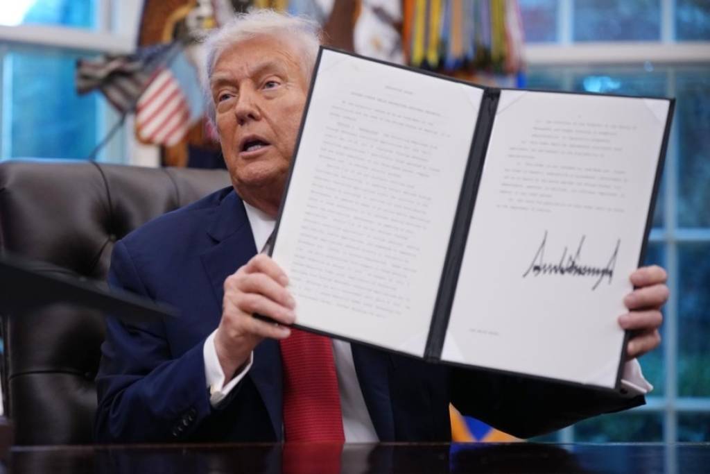 100 долларлық купюралар енді Трамптың қолтаңбасымен басылады