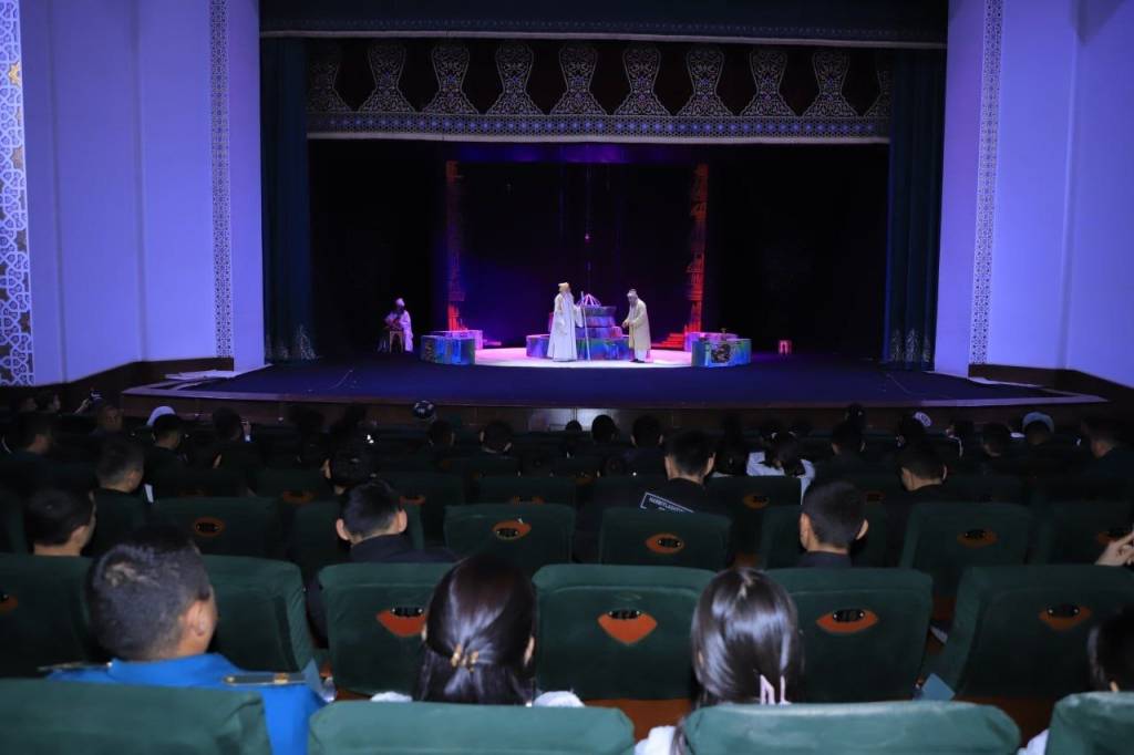 Осуда ҳаётимиз посбонлари “Имом Термизий” спектаклини томоша қилди