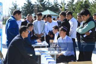 “Карьера куни–2026” меҳнат ярмаркаси ўтказилди