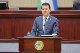 Транспорт вазири депутатлар олдида ахборот беради