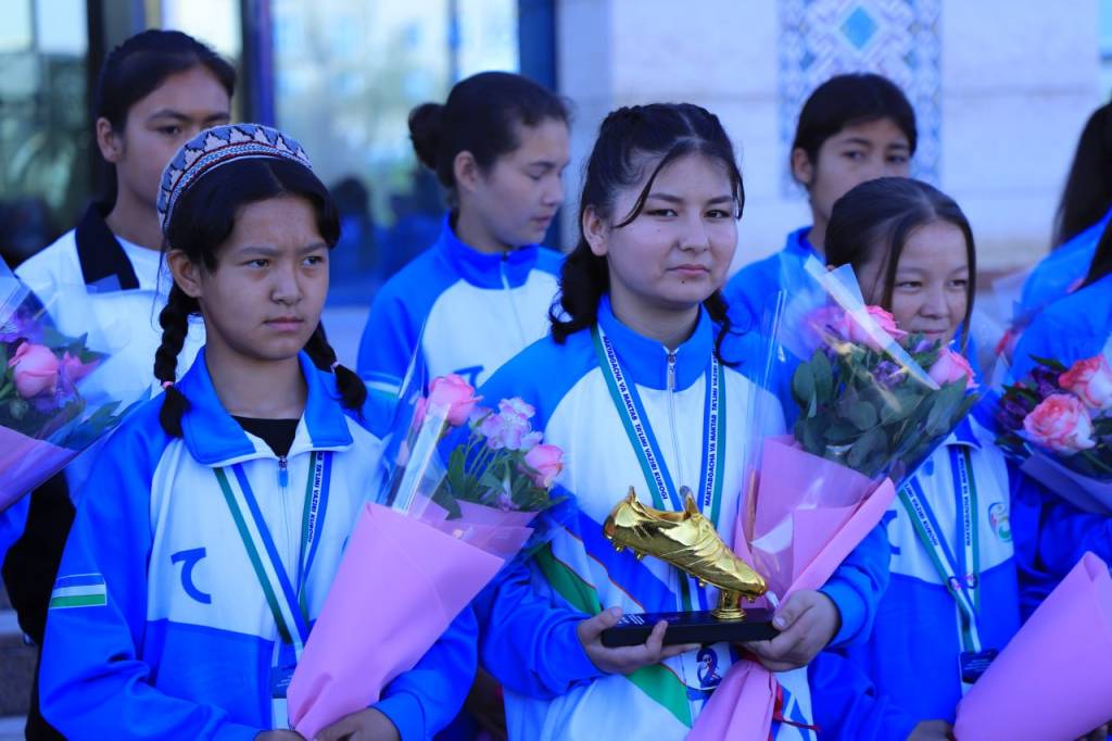 Futbolchi qizlar tantanali kutib olindi