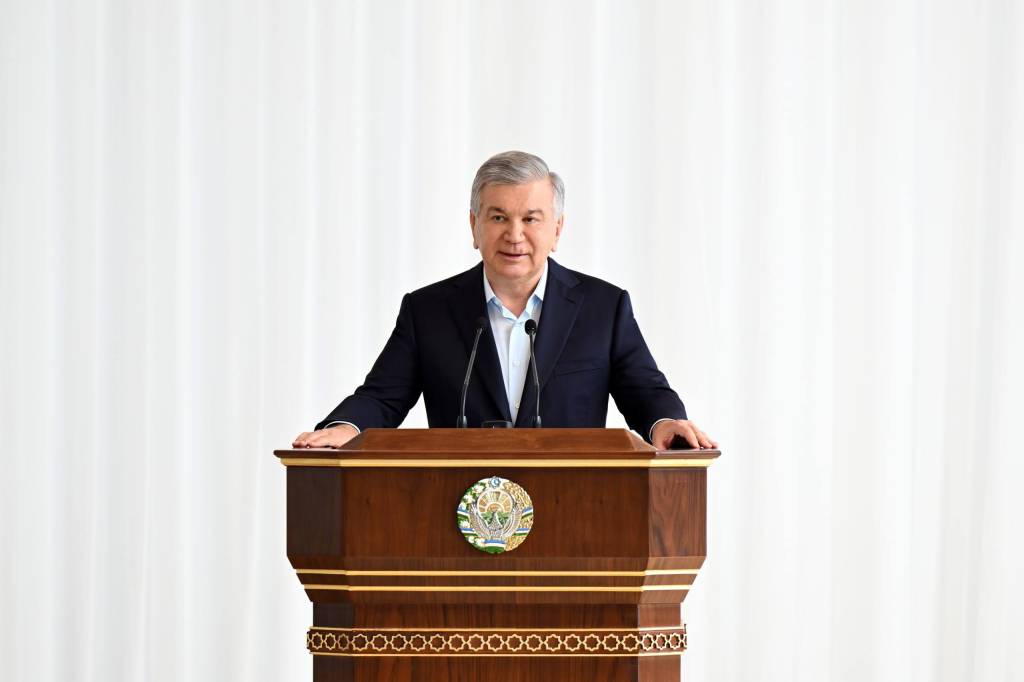 Шавкат Мирзиёев “Яшил макон” умуммиллий лойиҳаси доирасида кўчат экиш тадбирида иштирок этмоқда