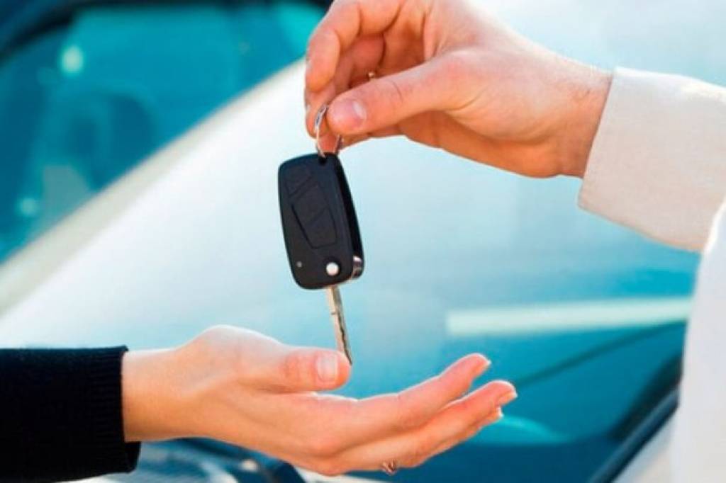 Avtomobil boshqarish huquqi boshqaga berilganda, qoidabuzarlik uchun javobgarlikni ham unga o‘tkazish mumkin