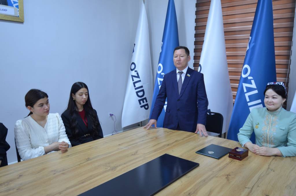 Депутат ва ёшлар ўртасида очиқ мулоқот