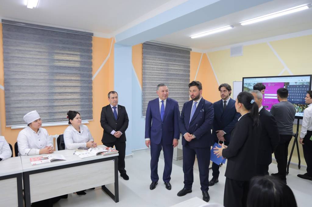 Sredniy medpersonal gotovitsya k rabote v Italii