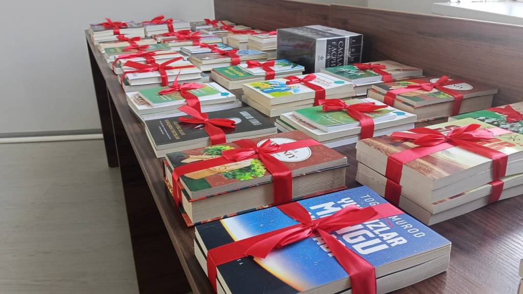 Мактаб кутубхонасига янги китоблар топширилди