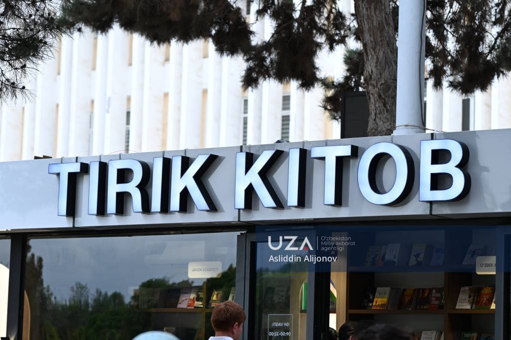 “Тирик китоб” дўкони очилди