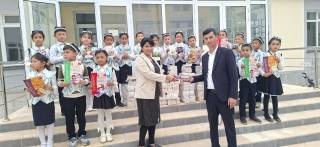 Sobiq o‘quvchi o‘zi o‘qigan maktabga kitoblar sovg‘a qildi