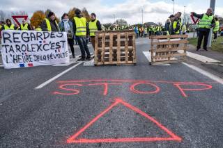 Францияда қурувчилар йўлларни ёпиб қўйди