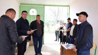 Janubda ipak qurti boqishga kirishildi