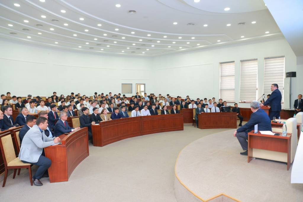 Вазир ва ёшлар учрашуви