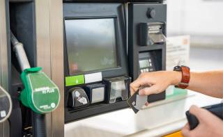 Ёқилғи қуйиш шохобчаларида нақдсиз тўловлар улуши кескин ошди