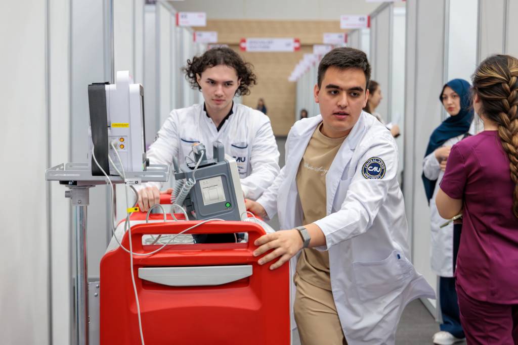 Central Asian University клиник амалиётнинг тўлақонли симуляцияси орқали тиббий таълимнинг ноёб форматини жорий этмоқда