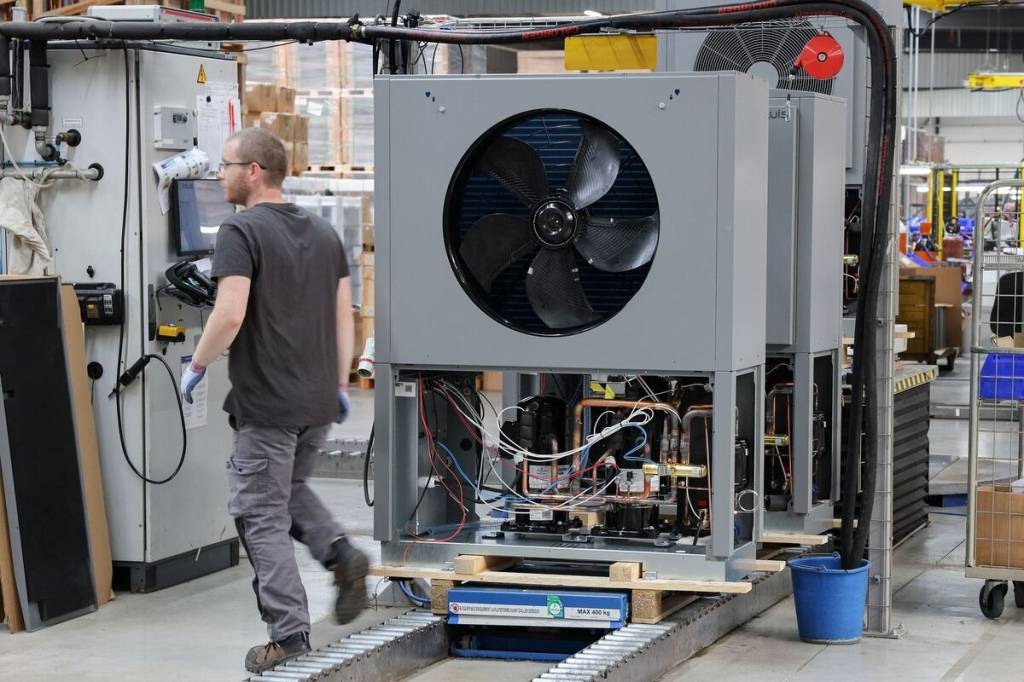 Fransiya neftdan voz kechmoqchi: 240 million yevrolik reja