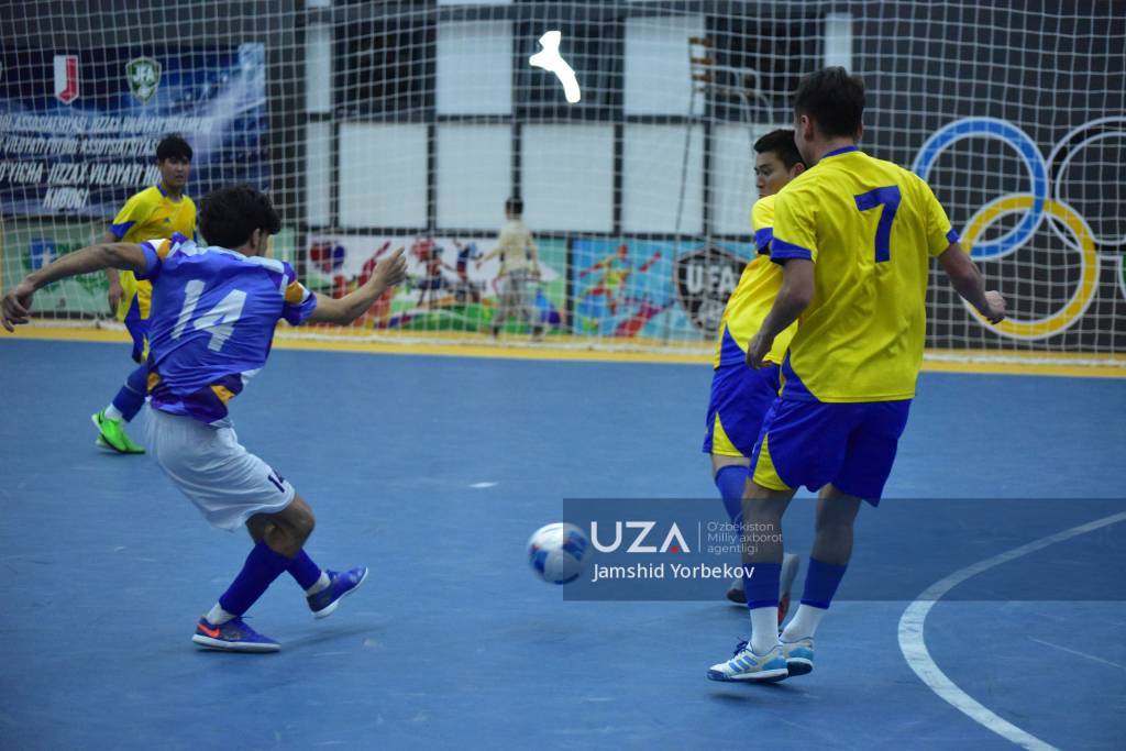 Жиззахда футзал бўйича вилоят ҳокими кубоги ғолиблари аниқланди