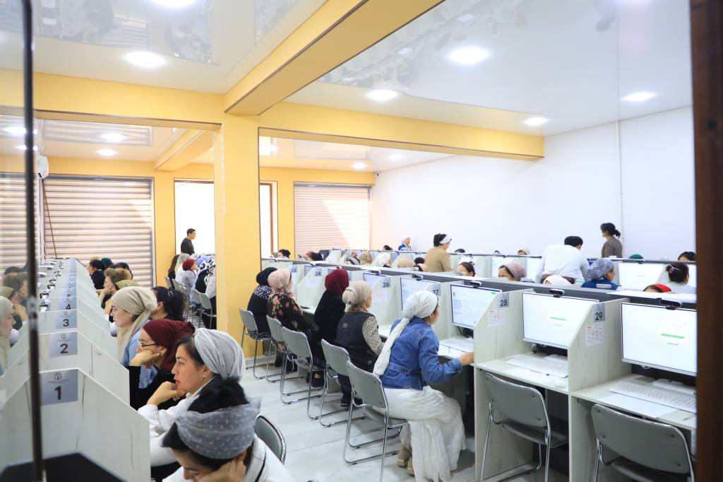 O‘qituvchilar malaka test sinovidan o‘tmoqda