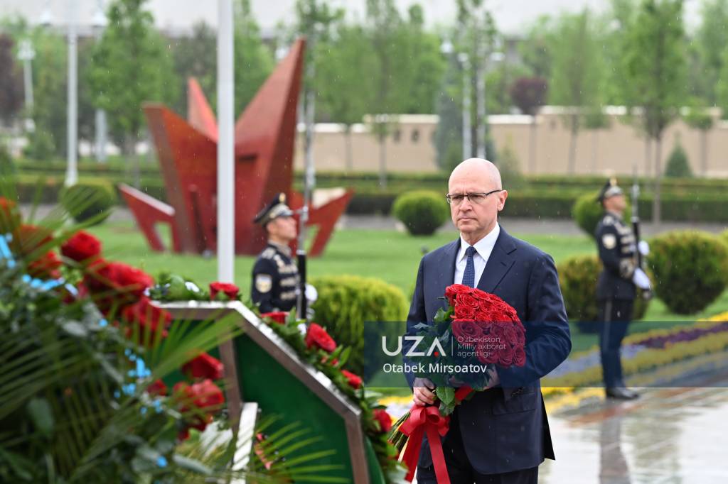 The Russian delegation visits Victory Park