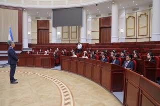 Парламентда ёшлар билан учрашув бўлиб ўтди