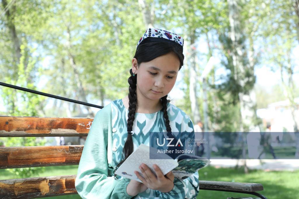 Иштихонлик 10 ёшли қиз Абдулла Орипов ҳақида китоб ёзяпти