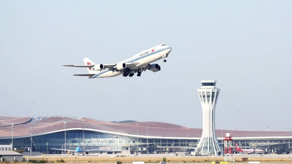 Хитой май байрамлари арафасида оммавий рейсларни бекор қилди