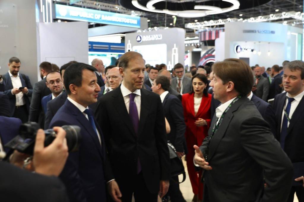 ТМХ представил на ИННОПРОМ перспективный электропоезд ЭП5Н